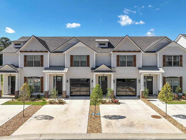 5084 Hamilton Cir — Photo 1