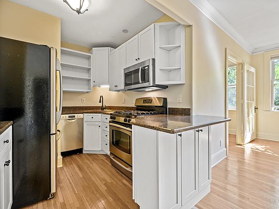 3rd image of 4136 Queen Ave S APT 101