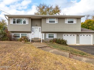 6 Koenig Ln, Freehold, NJ 07728