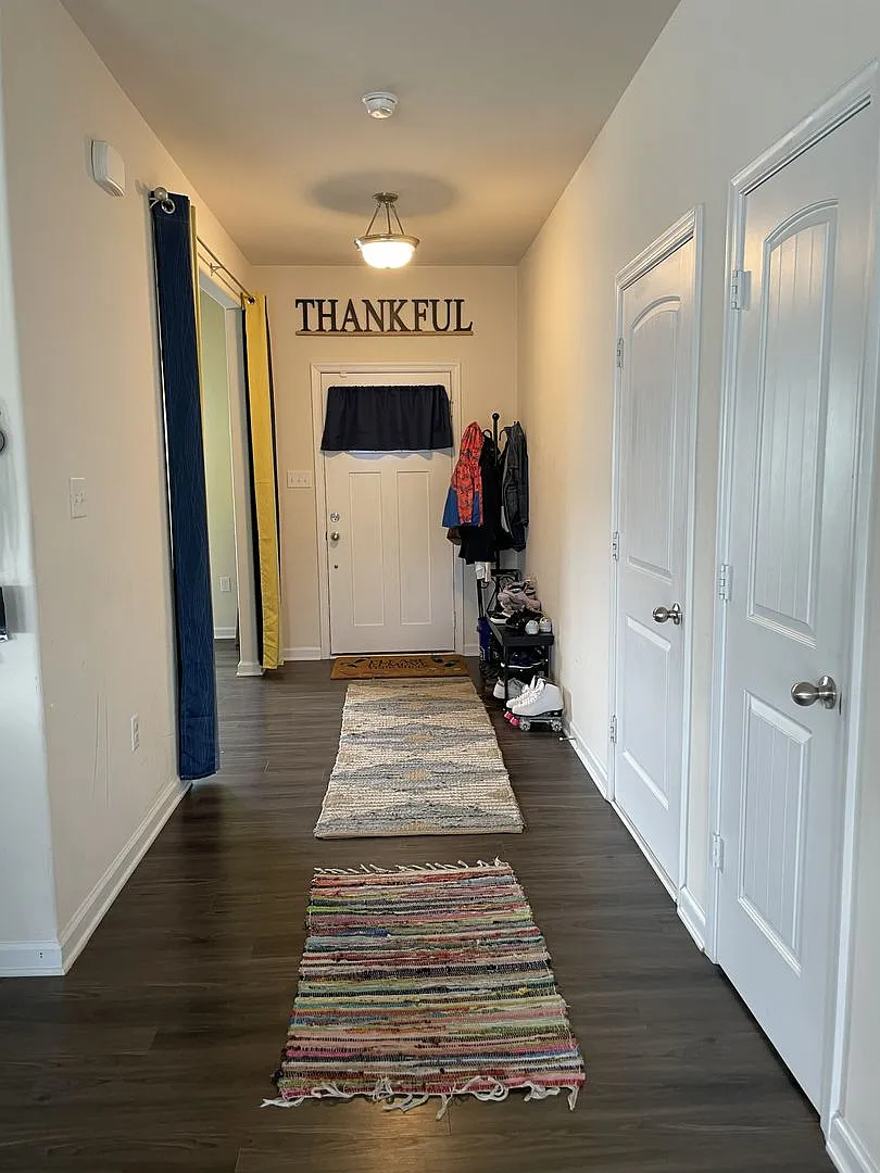 Large transitional with lots of room for entertainment on quiet cul-de-sac in Castleton Subdivision. — Photo 2