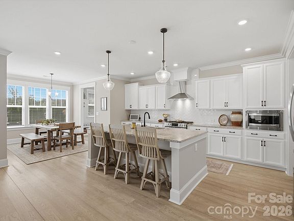 3rd image of 364 Luray Way