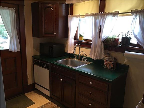 4th image of 906 Green St