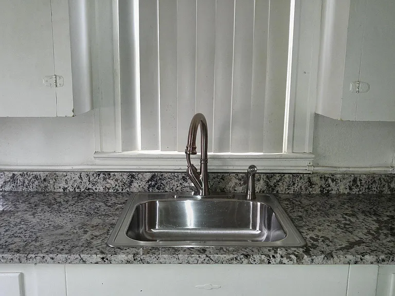 300 E Myrtle St — Photo 9