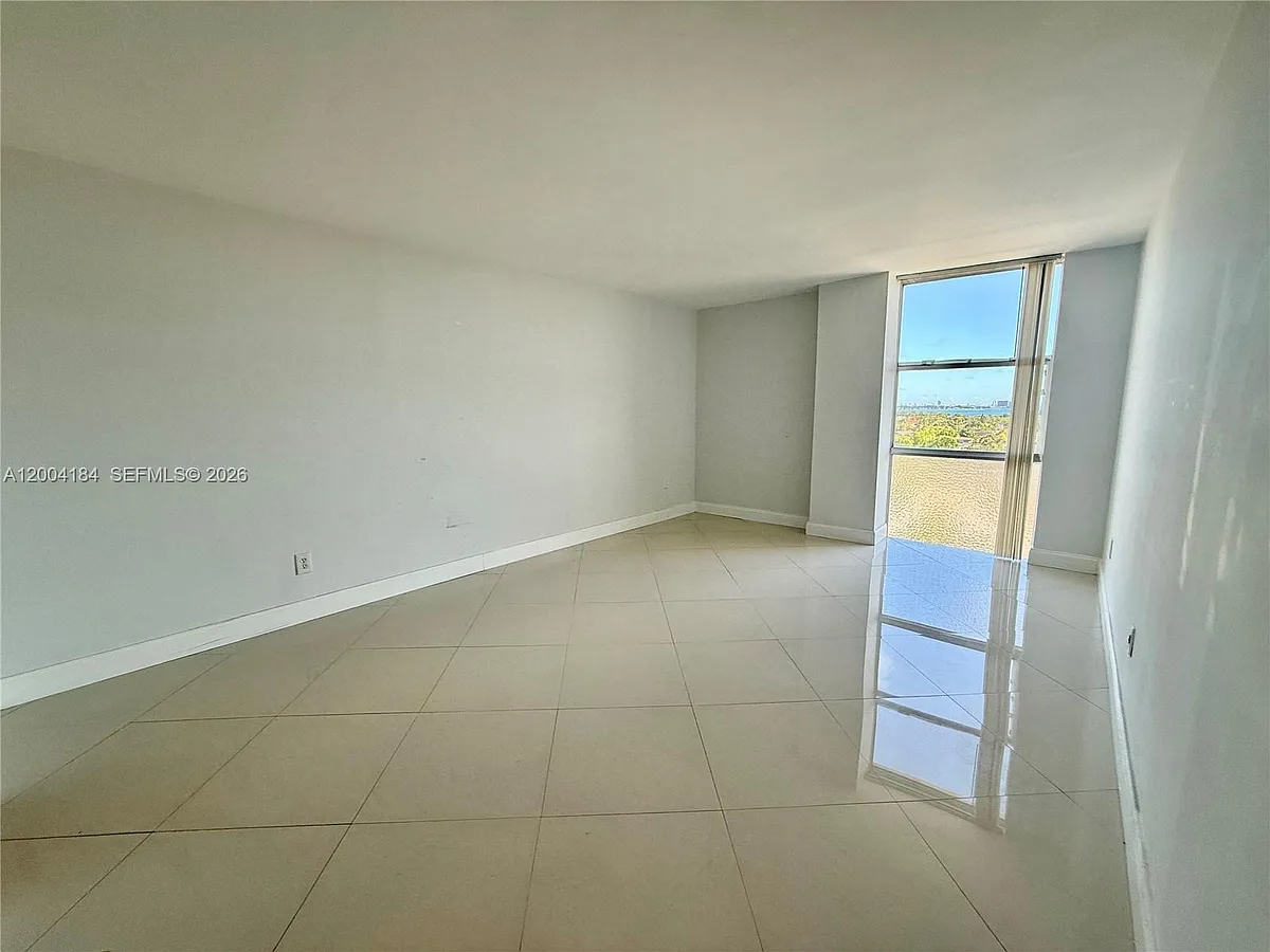 Building Photo - 2350 NE 135th St #1207