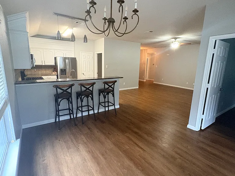 2260 Fieldcrest Dr — Photo 2