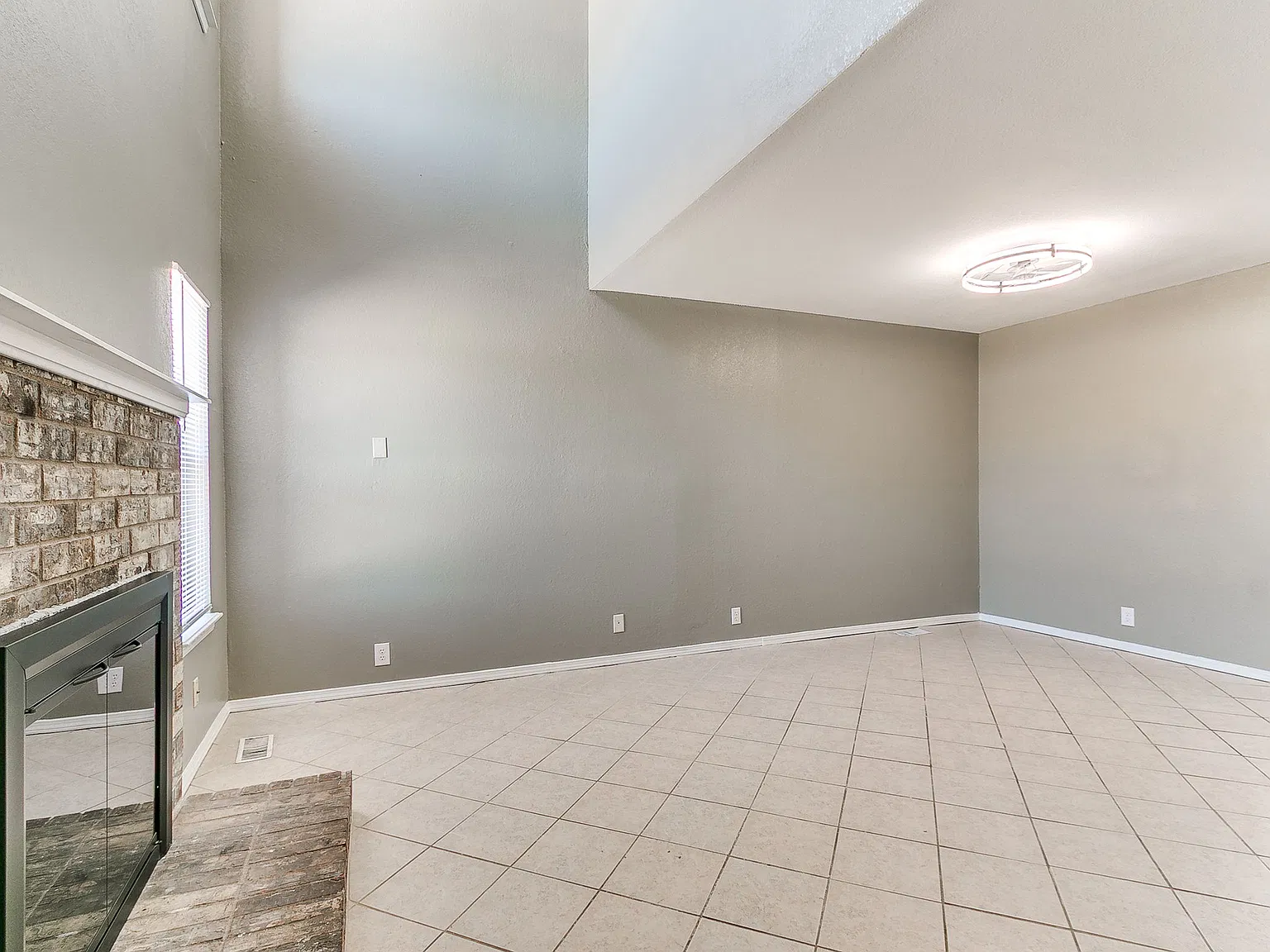 2 bed, 1000 sqft, $1,245 — Photo 3