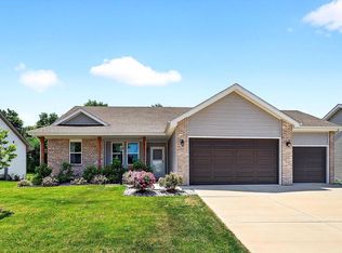606 Vineyard Dr, Cambridge, WI 53523