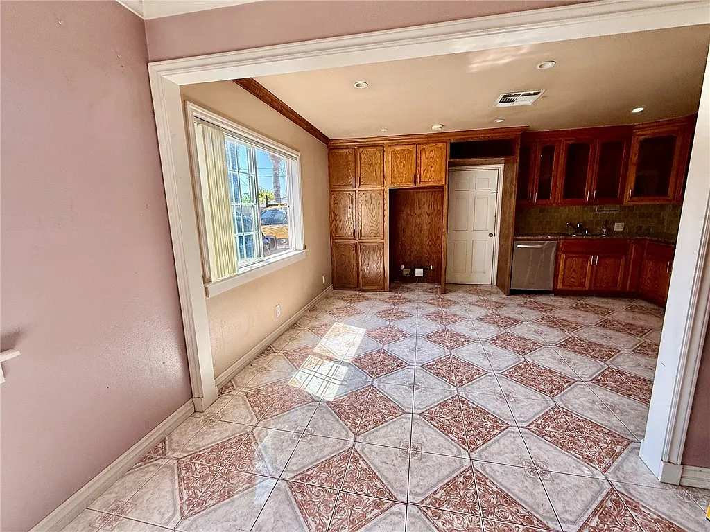 2 bed, 1050 sqft, $3,000 — Photo 3