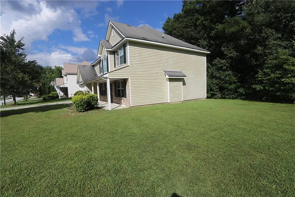 4 bed, 14.0 bath, 2792 sqft, $2,300 — Photo 3