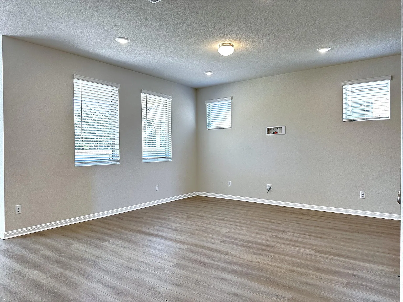 4 bed, 3.5 bath, 2425 sqft, $2,700 — Photo 3