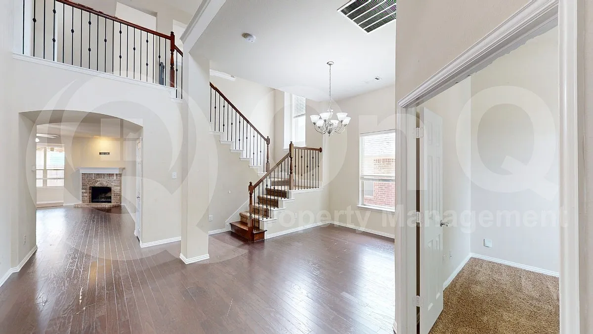 5 bed, 2.5 bath, 3390 sqft, $2,999 — Photo 3