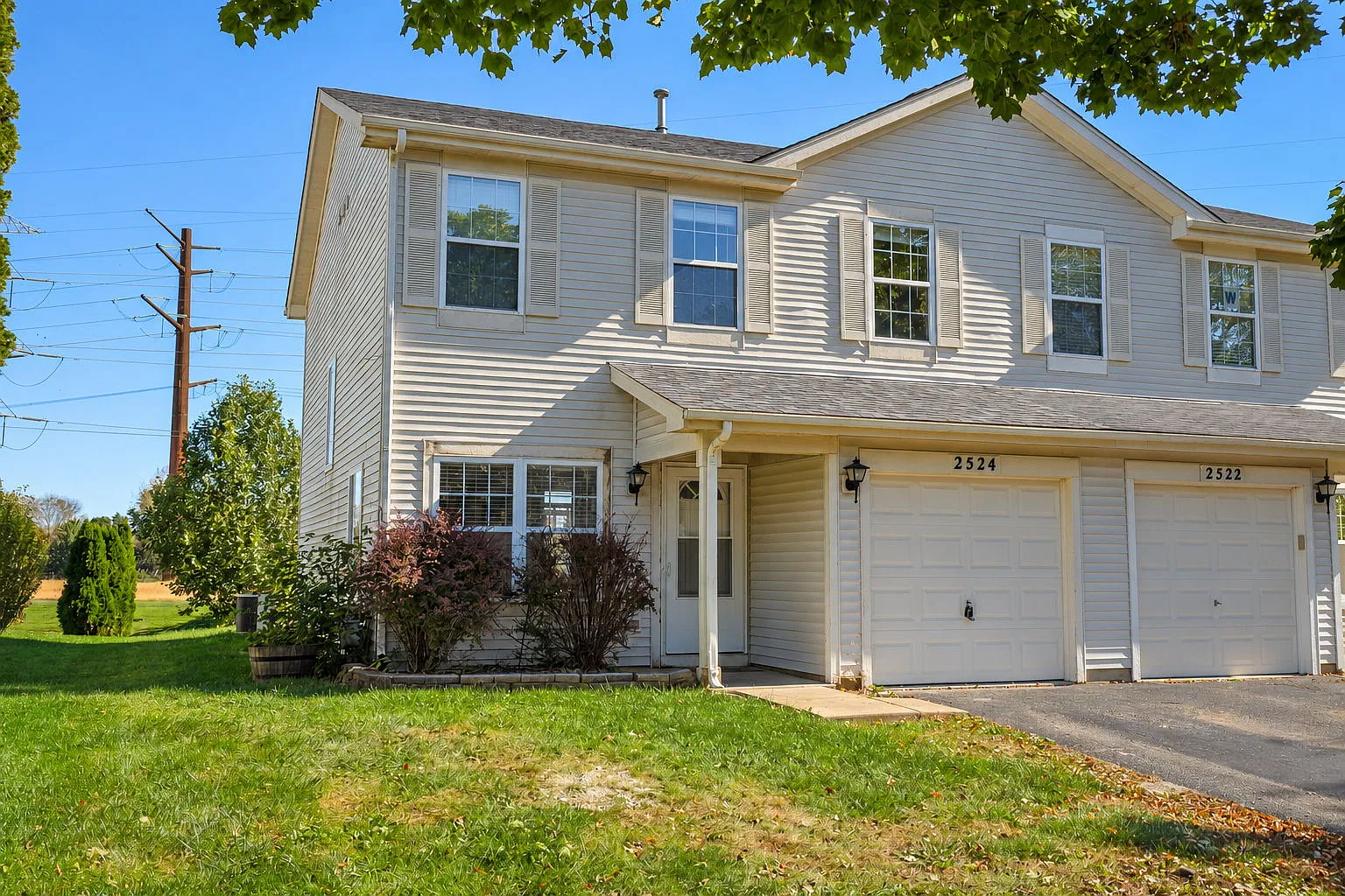 3 bed, 2.5 bath, 1382 sqft, $2,550 — Photo 2