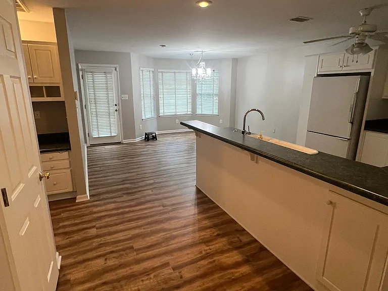 Kitchen and dining space with acess to the outside and a lot of natural light. Large pantry on the left