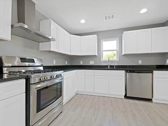 5th image of 3811 Beggs St #1