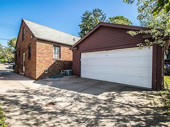 4th image of 17139 Chatfield Ave