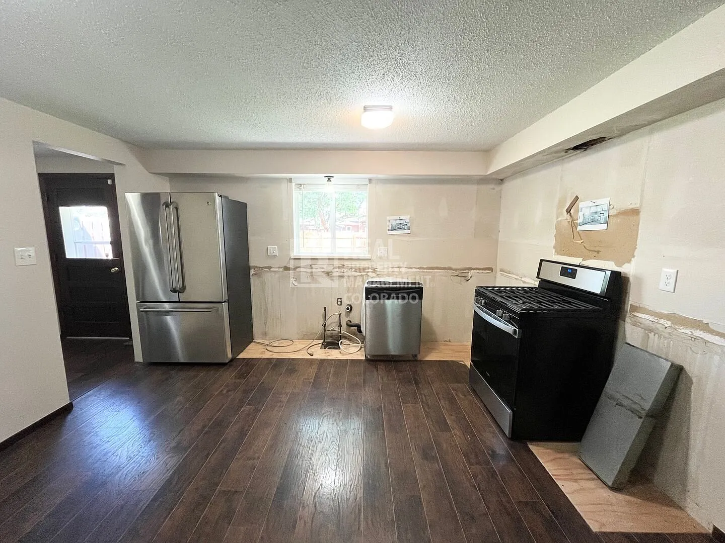 Spacious 2-bedroom, 1-bath duplex with Updated Kitchen Great Location Move-In Ready — Photo 4