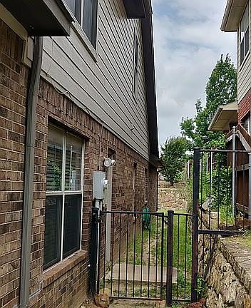 3rd image of 2833 Greenway Dr