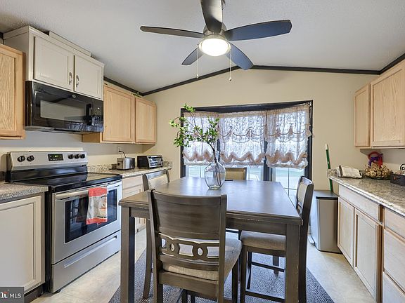 4th image of 44 Carol Ann Dr