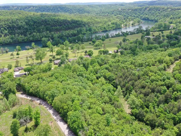 136 Country Club Dr, Bull Shoals, AR 72619