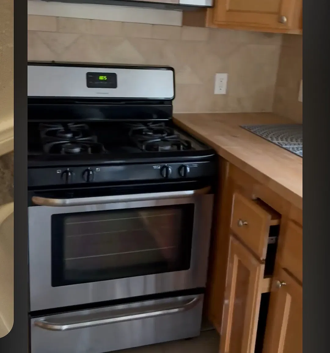 1 bed, 1.5 bath, 1000 sqft, $2,200 — Photo 2