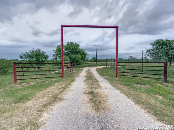 315 Simon, Pleasanton, TX 78064