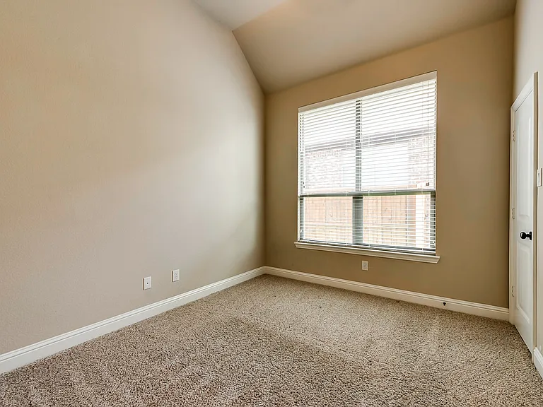 490 Franklin St — Photo 12
