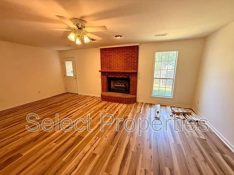 3 bed, 2.0 bath, 1886 sqft, $1,600 — Photo 3