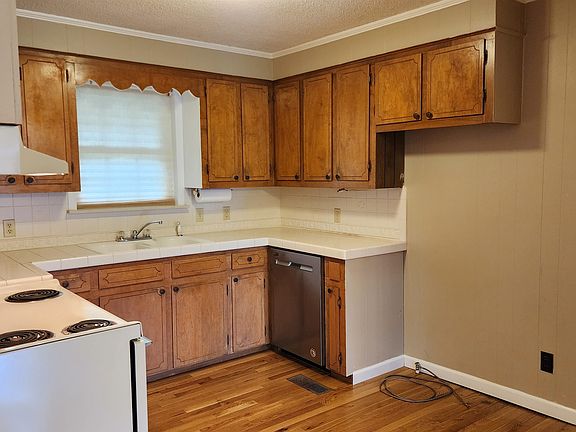 4th image of 712 Walnut Hill Cir