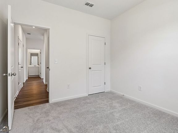 3rd image of 36 Crescent Blvd