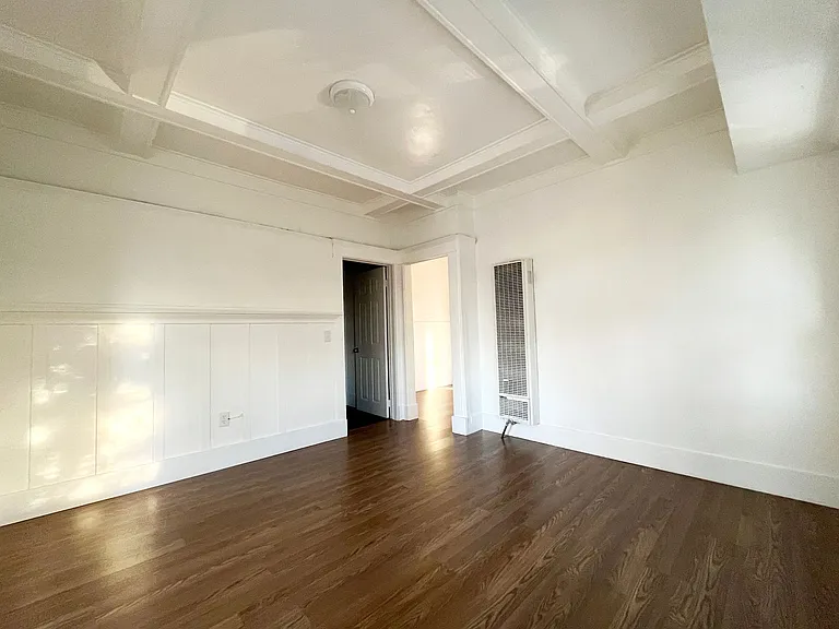 Vernon Ave - 458 — Photo 16
