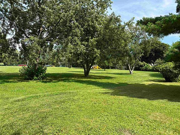5th image of 917 Park View Dr