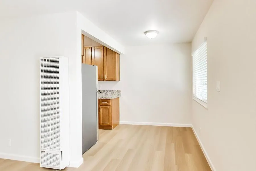 Building Photo - 170 Stoakes Ave #1