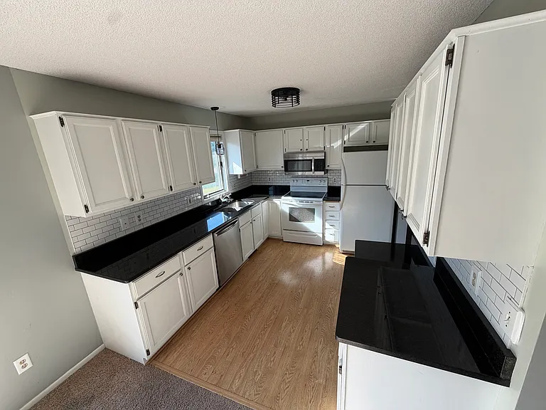 9502 Teakwood Ln N — Photo 11
