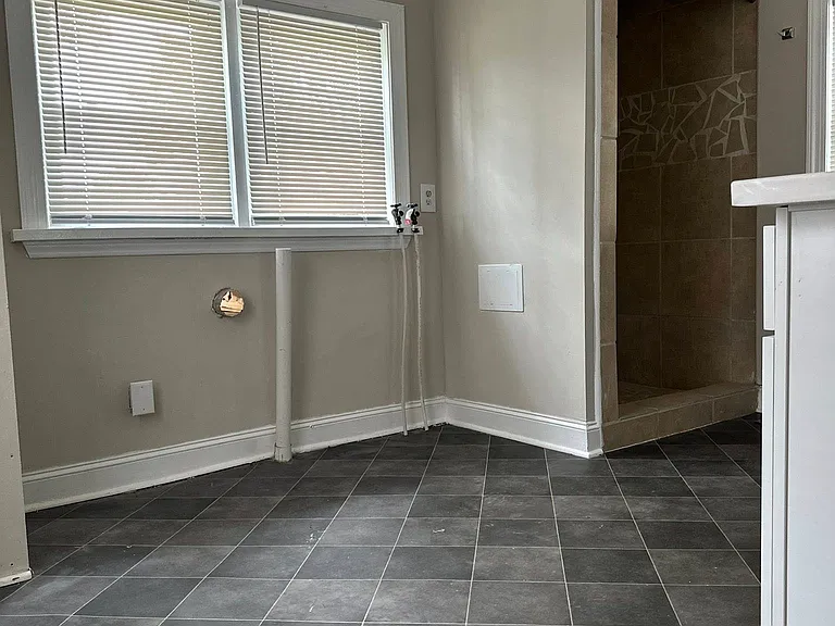 Bathroom 2 / Full Bathroom With Laundry Room Included