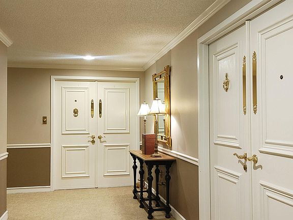 3rd image of 1829 Senate St APT 15B