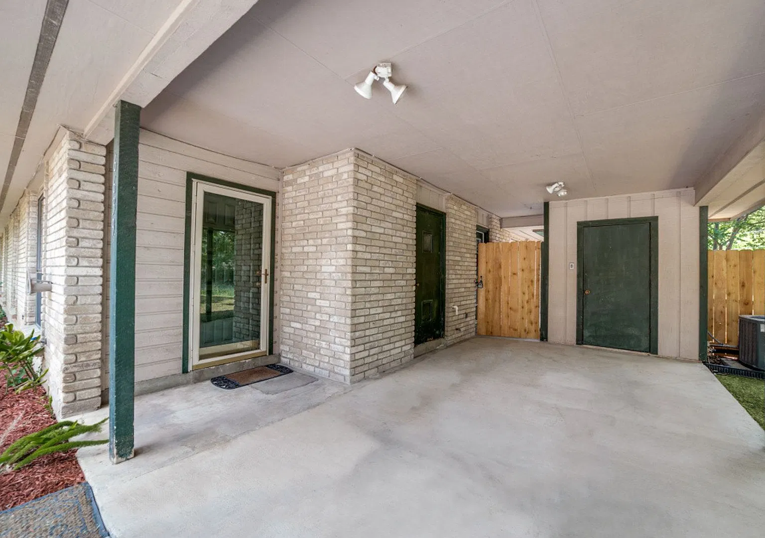 2 bedroom / 2 bathroom Seneca Estate Subdivision — Photo 2