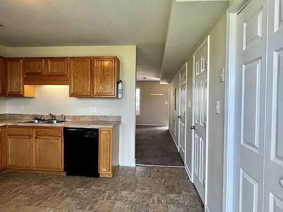 5th image of 252-2A Executive Ave