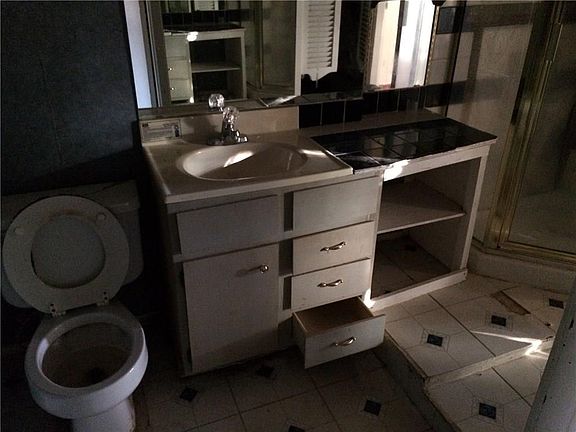 5th image of 240 Tom Sawyer St