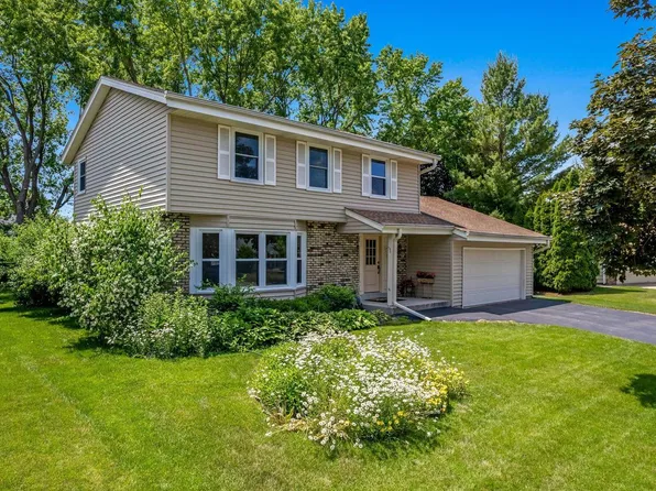 1512 David LANE, Waukesha, WI 53189