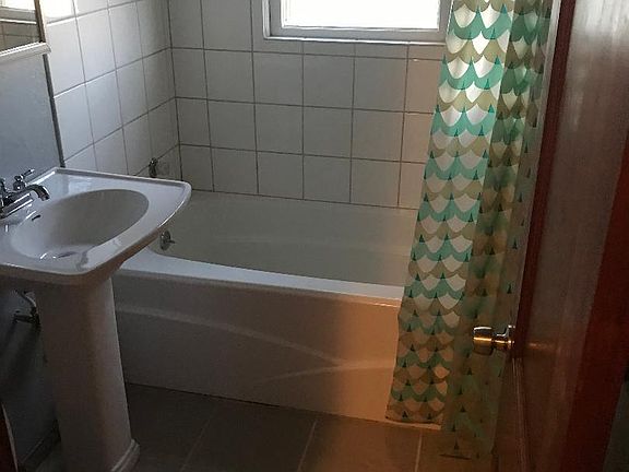 5th image of 1100 SW 48th St