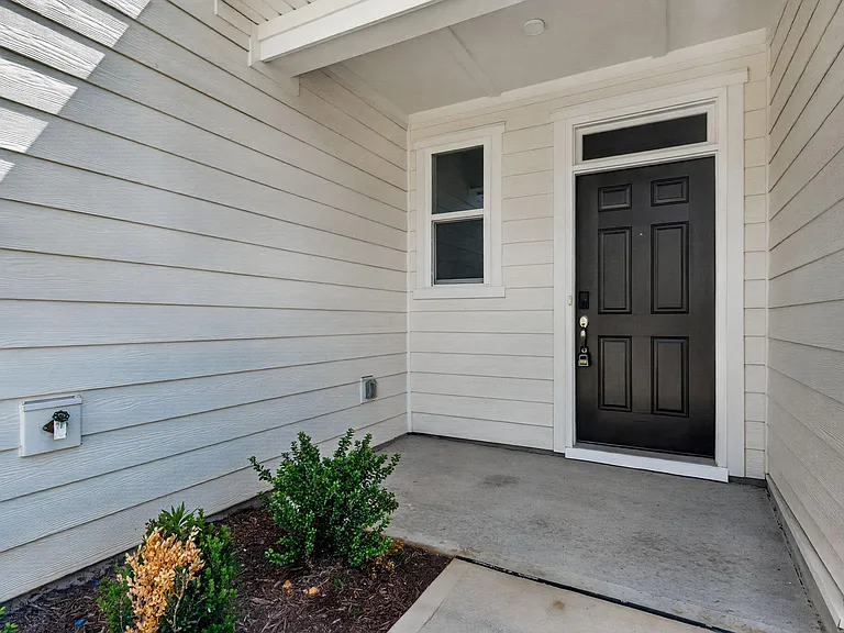 200 Parker Ln — Photo 2