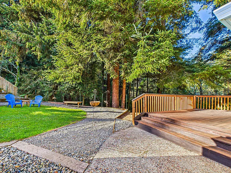 +Fenced/landscaped backyard
+Host will take care of yard 
+Shed (no guest access)
+Patio/porch