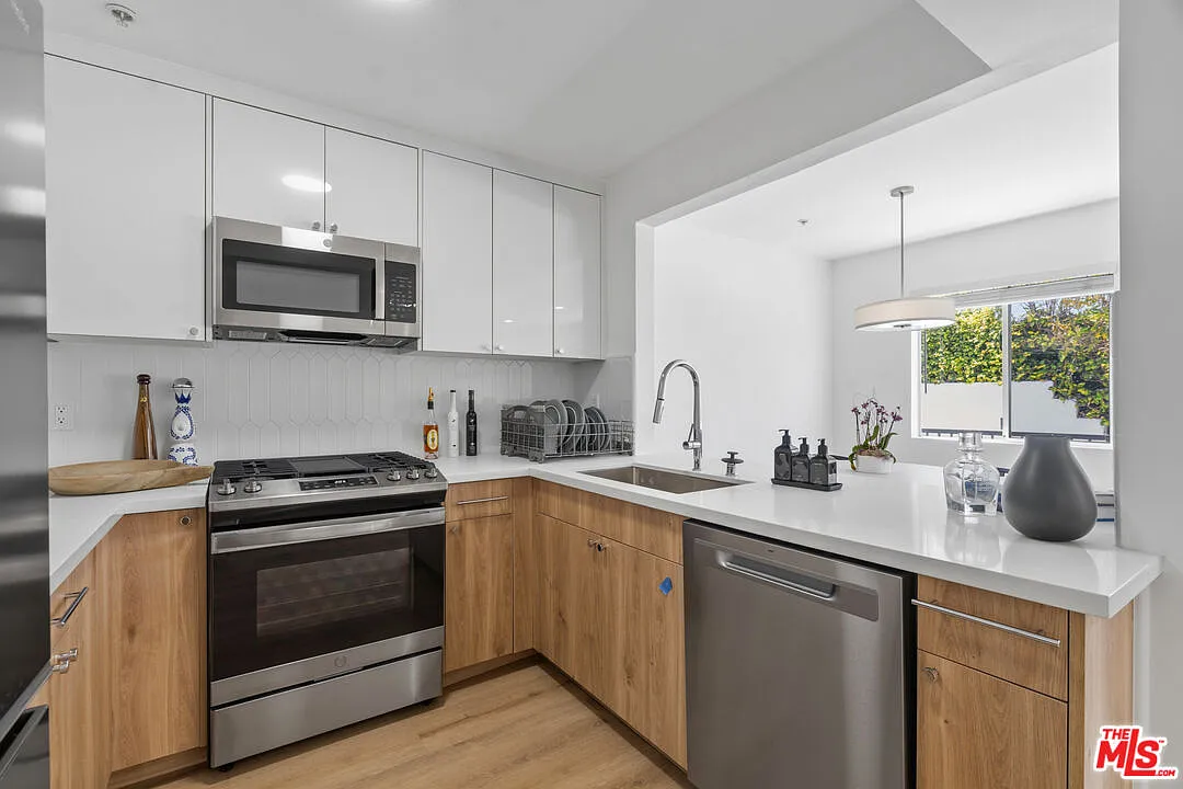 1 bed, 1.0 bath, 1000 sqft, $3,542 — Photo 2