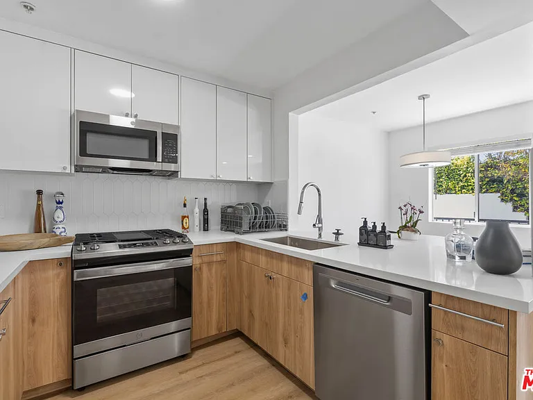 16100 W Sunset Blvd #106 — Photo 3