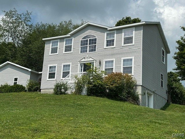1st image of 447 Surrey Dr