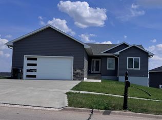 4200 Fieldcrest Dr, Sioux City, IA 51103