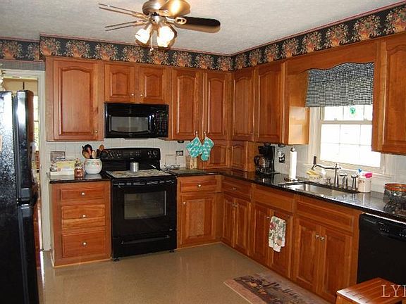 5th image of 225 Wayne Dr