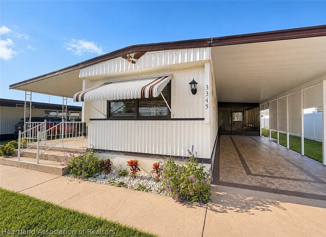 2 bed, 1.5 bath, 984 sqft, $1,200 — Photo 1