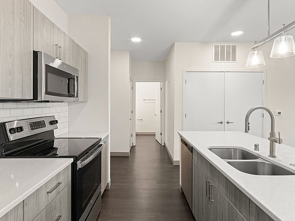 4th image of 2420 E Capitol Dr #210