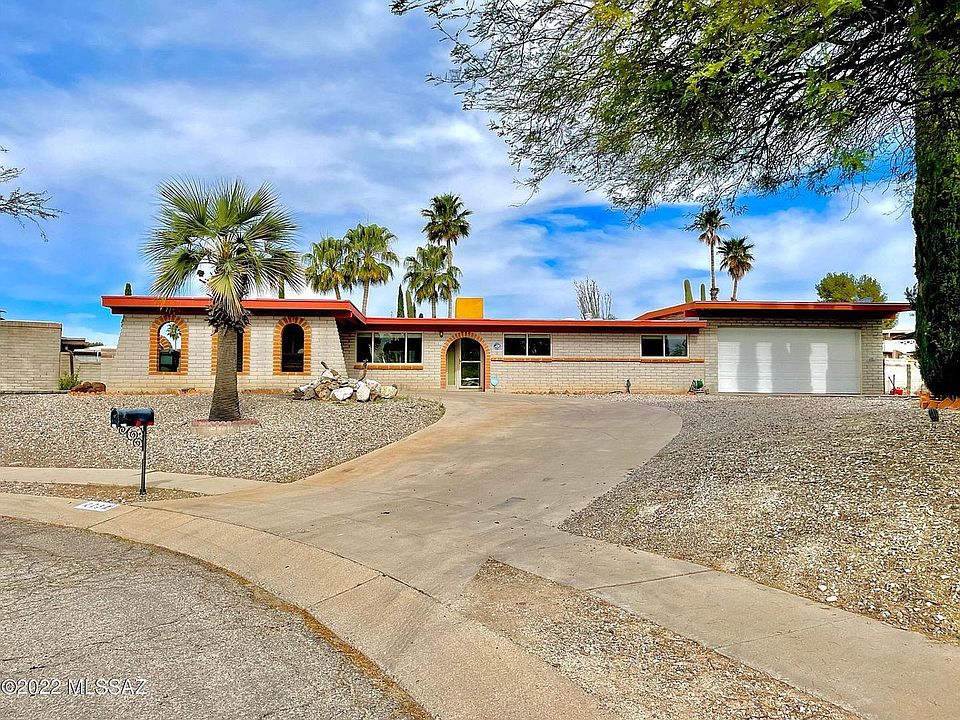 Street view... quiet cul-de-sac. Carport plus large garage, lots of parking.